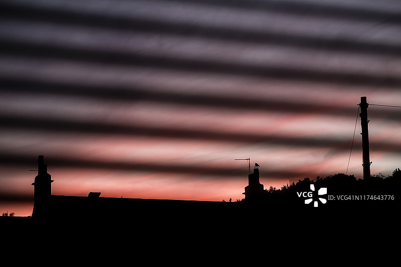 日落时分透过百叶窗的景色图片素材