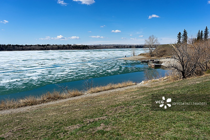 格伦莫尔水库春季岸边图片素材