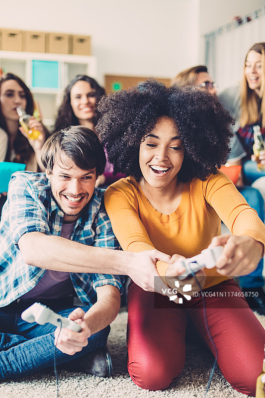 同事们在办公室休息室玩电子游戏放松图片素材