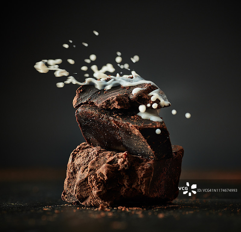 牛奶倾倒在巧克力块上图片素材