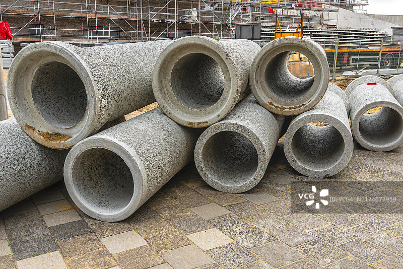 堆叠在一起的灰色混凝土污水管图片素材