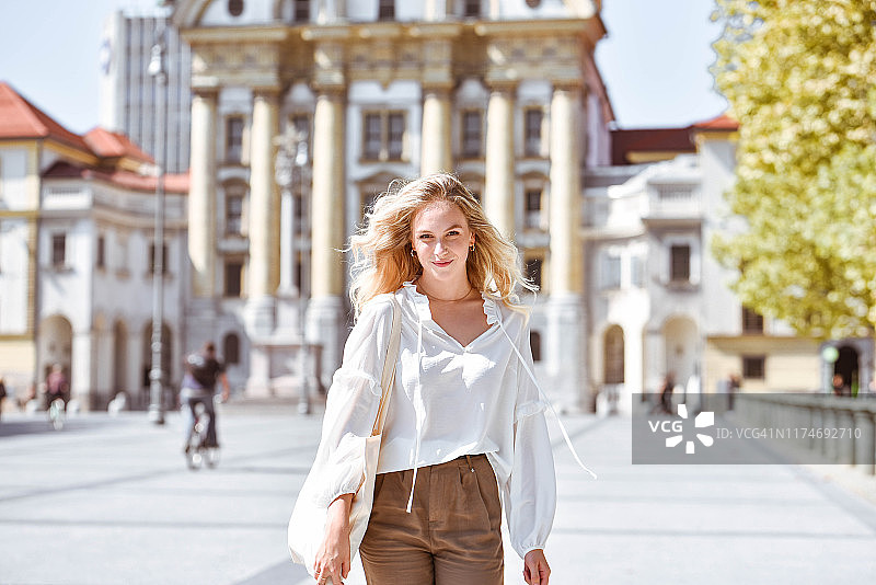 在城市中的年轻女子肖像图片素材