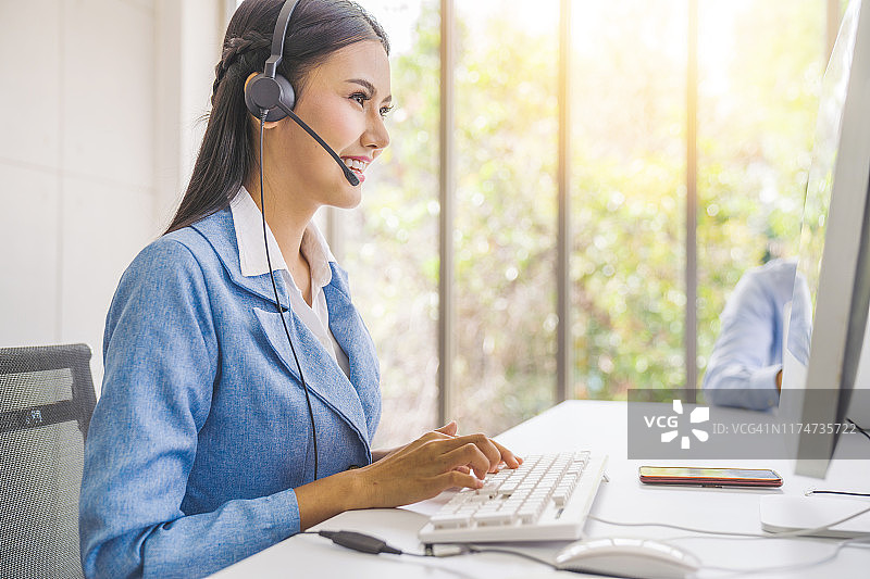 新型在线业务销售团队和呼叫中心为客户提供业务解决方案和建议图片素材