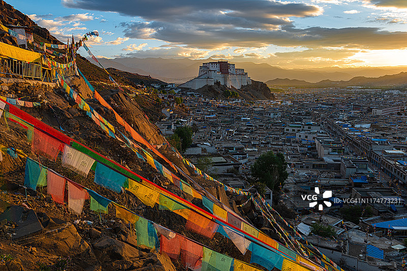 日出时分的扎什伦布寺景色：班禅喇嘛在西藏日喀则市的驻锡地，被称为小布达拉宫。图片素材