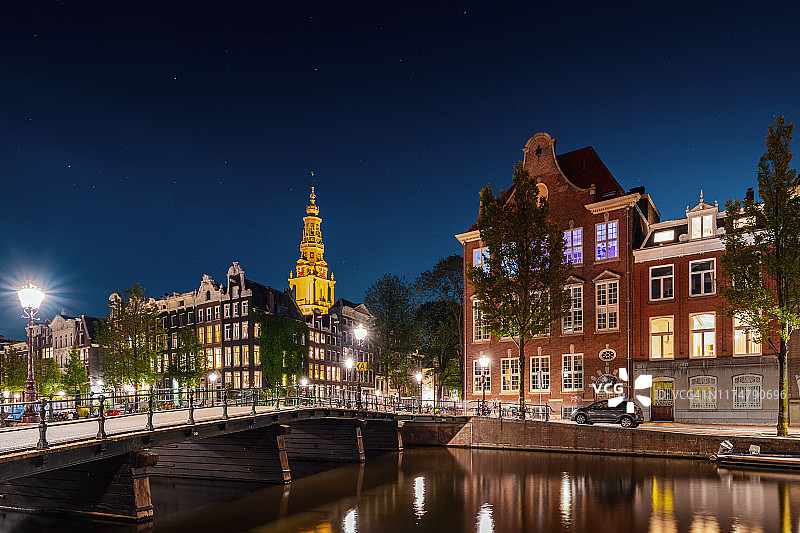 阿姆斯特丹运河房屋和夜间桥梁图片素材