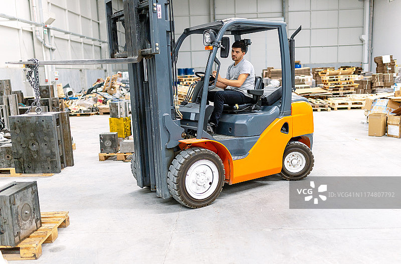 男子在工厂里驾驶叉车图片素材