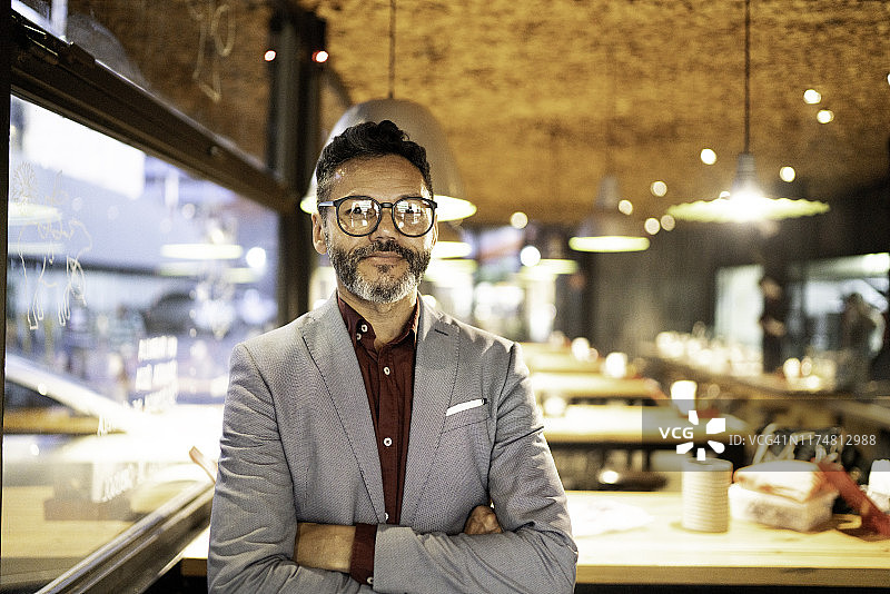 在餐厅的商务男士肖像图片素材