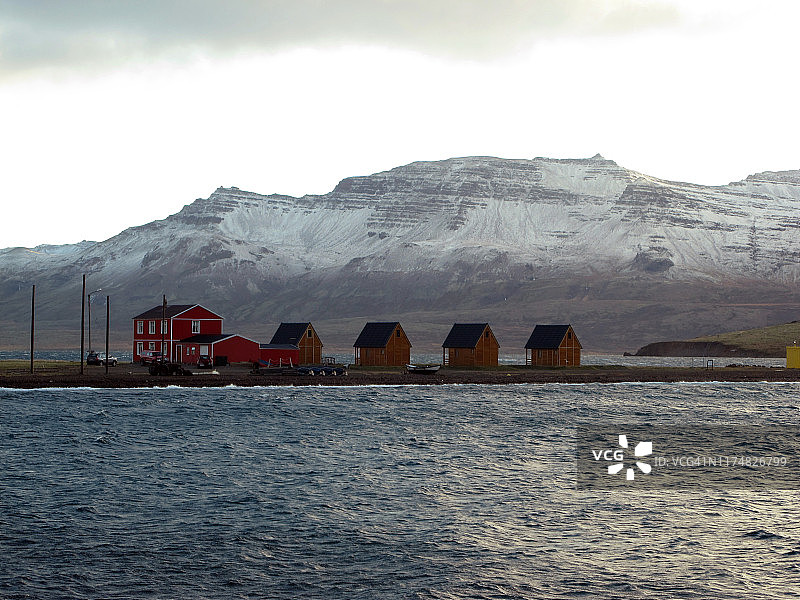 冰岛埃斯基菲厄泽的木制房屋图片素材
