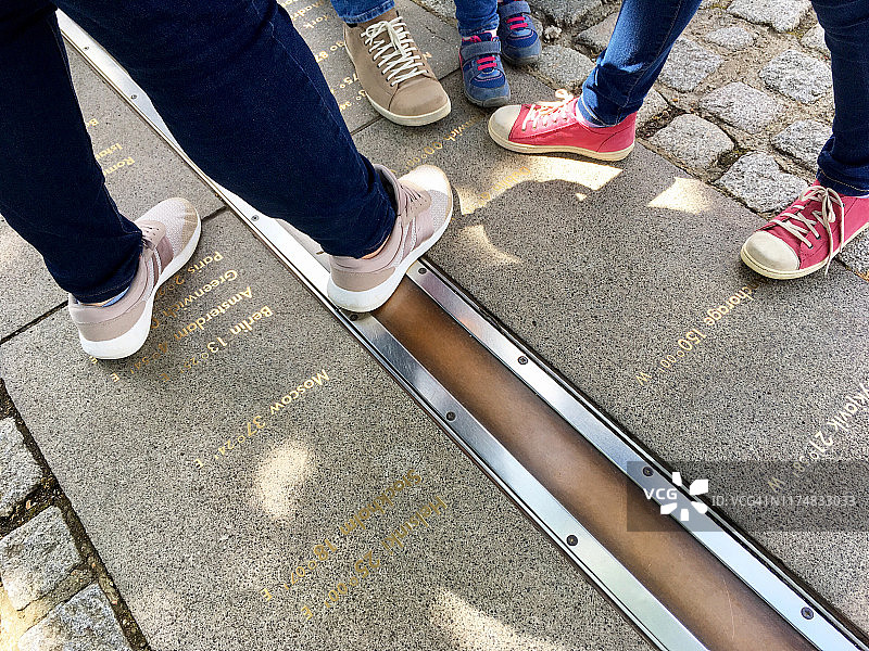 本初子午线上的脚部特写图片素材