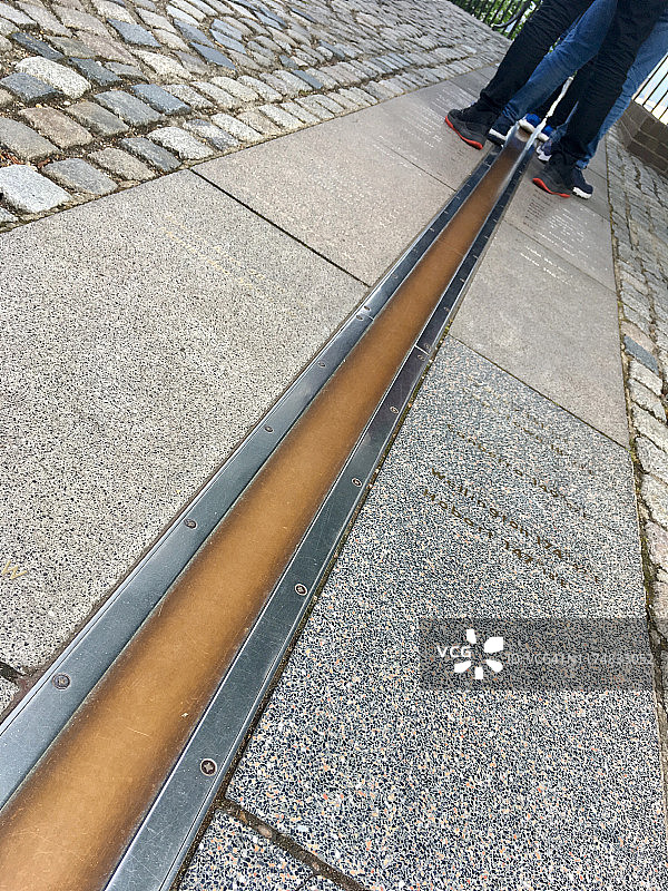 本初子午线上的脚部特写图片素材