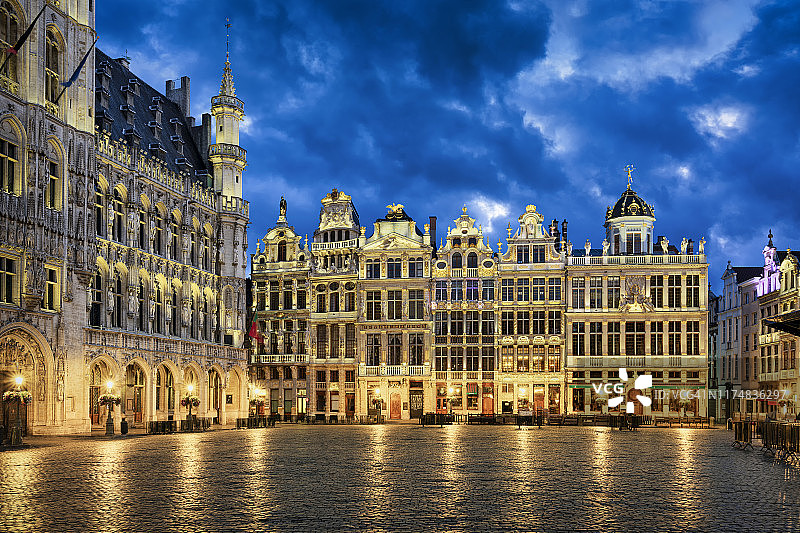 比利时布鲁塞尔大广场夜晚灯光下的同业公会建筑图片素材