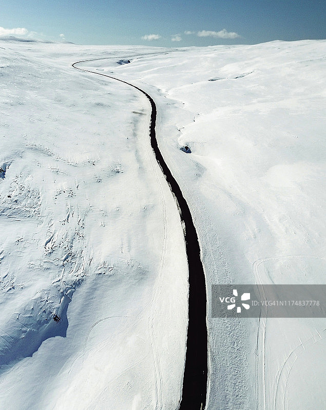 冰岛的深色蜿蜒道路图片素材