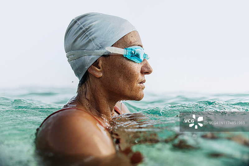 准备好潜入水中图片素材