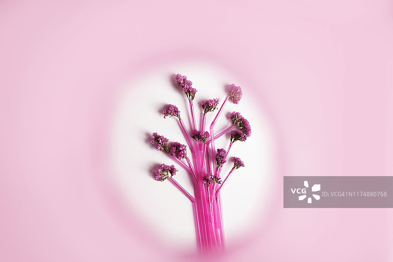 鸡尾酒吸管组成的粉色树图片素材