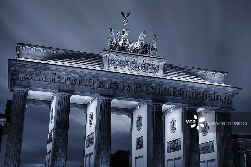 德国柏林勃兰登堡门夜景长曝光特写图片素材