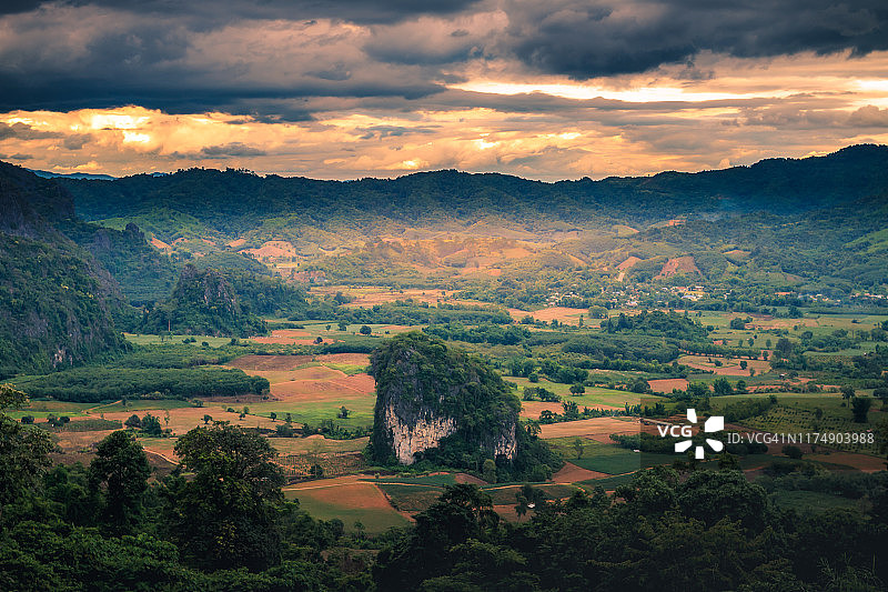 泰国帕尧府的Phu Lang Ka山地标图片素材
