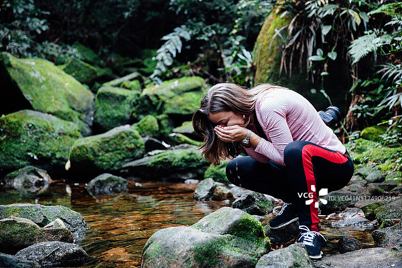 在河边喝水的女人图片素材