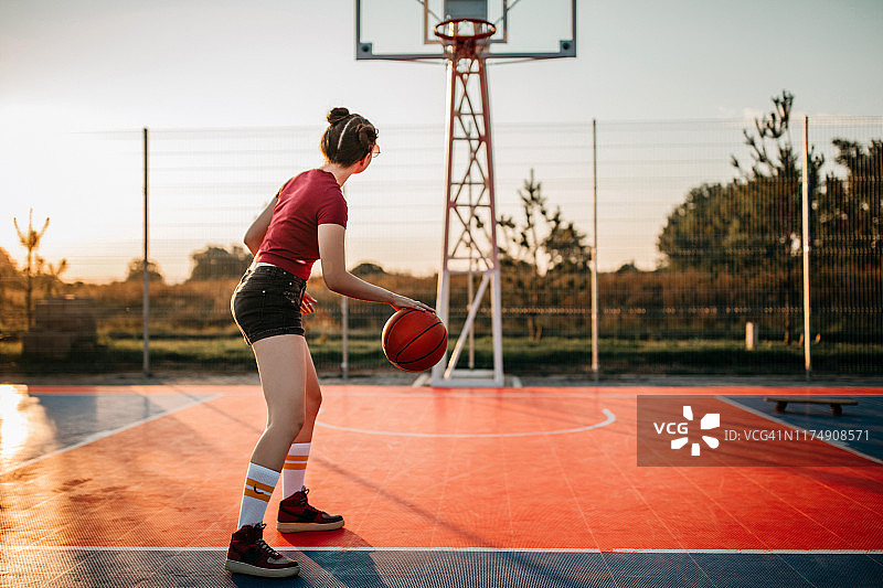 年轻女人在篮球场投篮图片素材