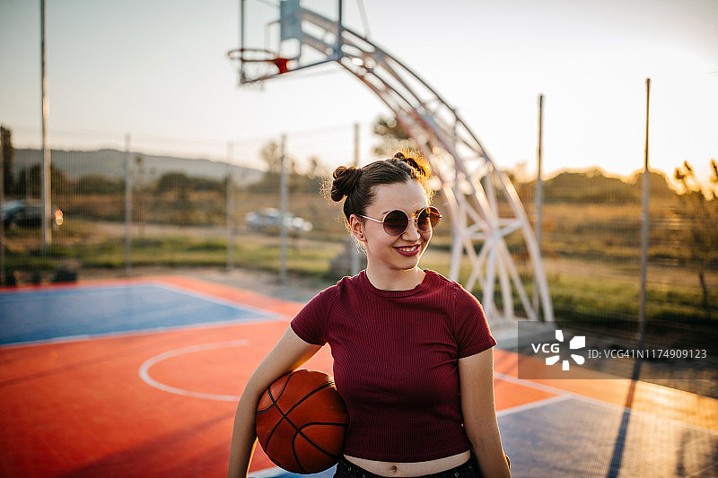 在篮球场的酷炫少女图片素材