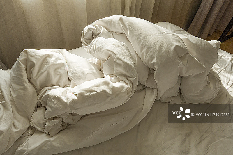 凌乱的白色床单图片素材