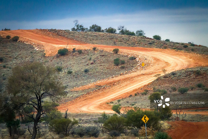 澳大利亚中部偏远地区的红色砂石弯路图片素材