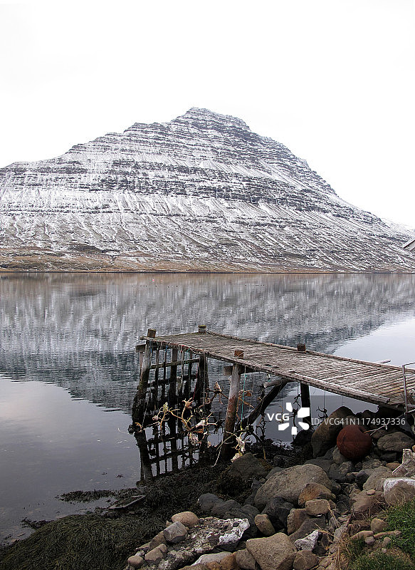 冰岛埃斯基峡湾海岸木制码头下的驯鹿角图片素材