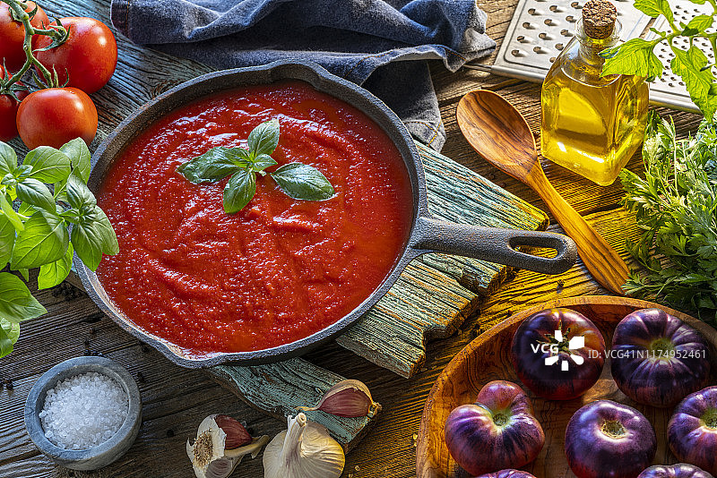 木板番茄炸番茄酱图片素材