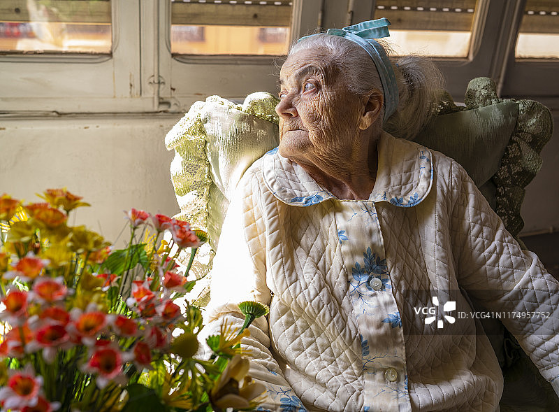 老年女人肖像与花朵图片素材