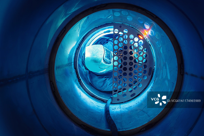 焊工焊接多管式换热器图片素材