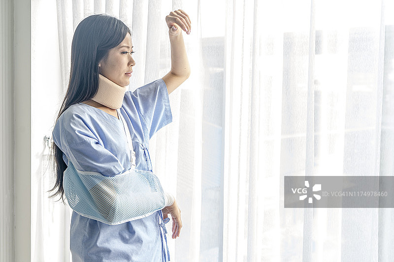 手臂和颈部受伤的女人图片素材