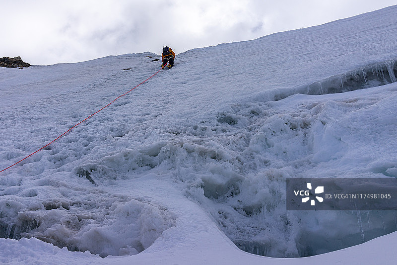 在瑞士攀登卡斯托山脊的登山者图片素材