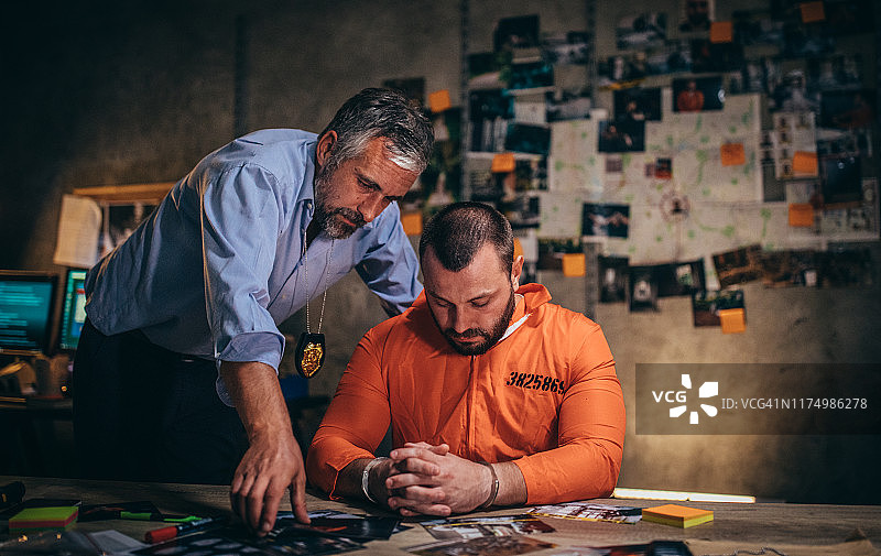 侦探审问囚犯图片素材