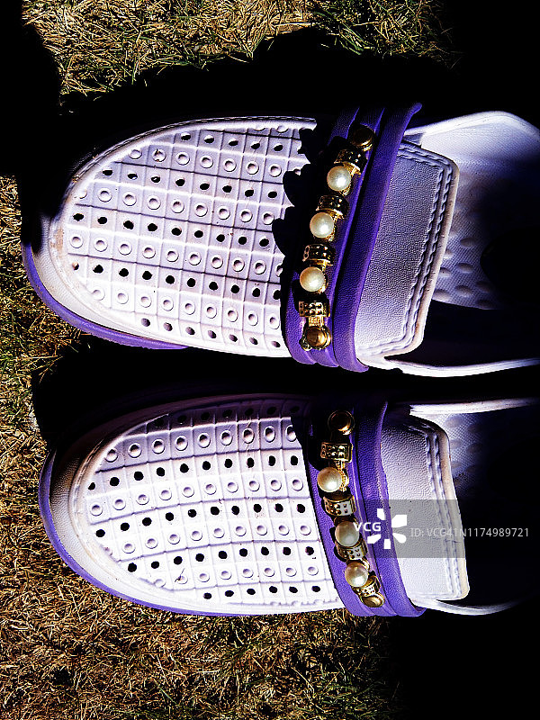 一双女式凉鞋图片素材