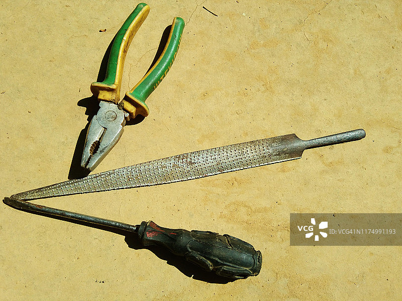 螺丝刀、锉刀和钳子图片素材