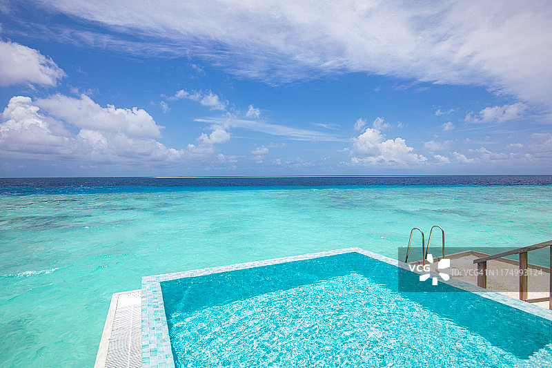 可欣赏海景的奢华无边泳池，夏季旅游banner图片素材