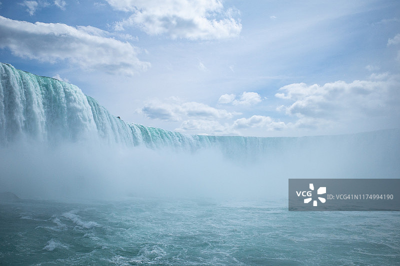 雾中少女号游船上的马蹄瀑布近景图片素材