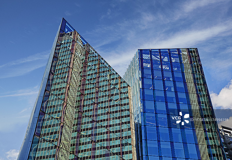 蓝天下尤斯顿广场的尤斯顿塔摩天大楼图片素材