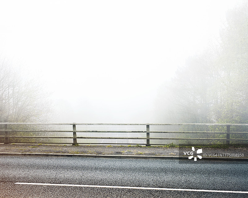 俯瞰高速公路的空旷雾桥图片素材