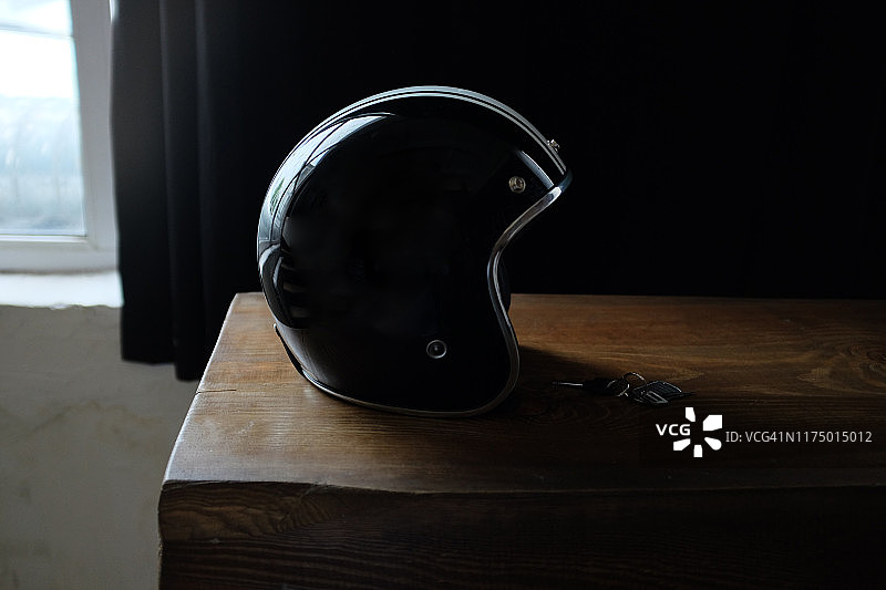 乡村木桌上的摩托车配件俯视照片。包括头盔、手套、钥匙，摩托车旅行梦想概念图片素材