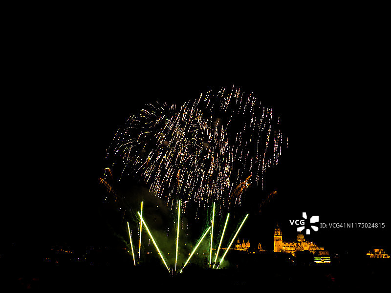 萨拉曼卡城市夜景与烟花图片素材