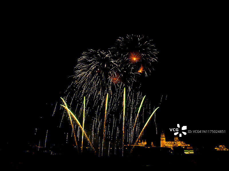 萨拉曼卡城市夜景与烟花图片素材