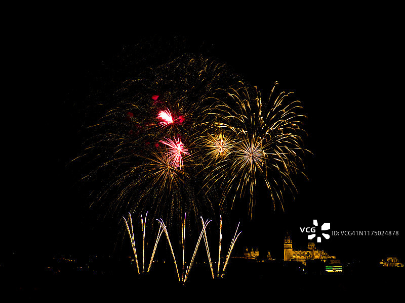 萨拉曼卡城市夜景与烟花图片素材