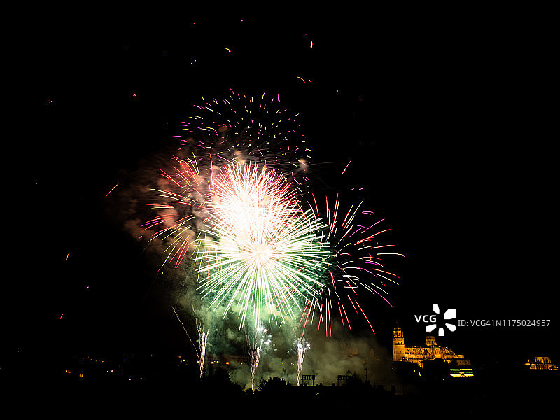 萨拉曼卡城市夜景与烟花图片素材