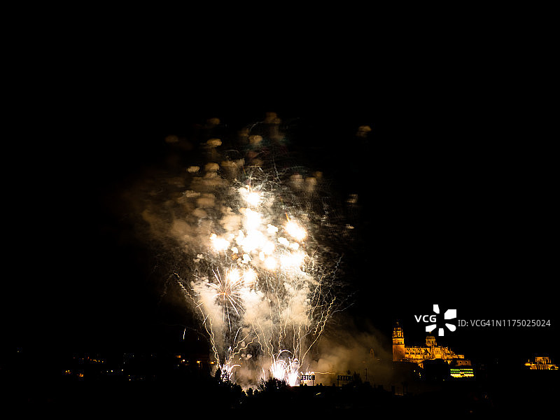 萨拉曼卡城市夜景与烟花图片素材