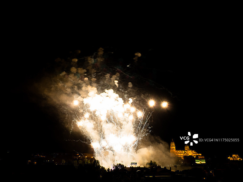 萨拉曼卡城市夜景与烟花图片素材