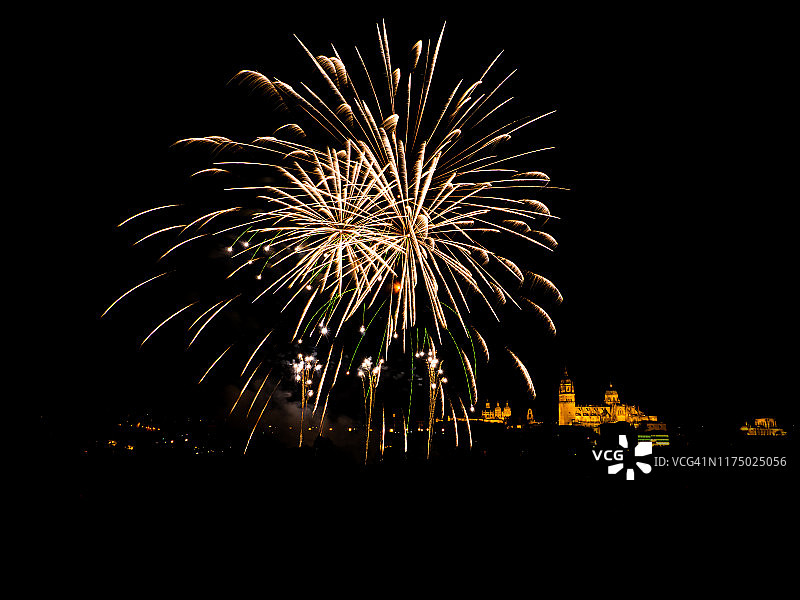 萨拉曼卡城市夜景与烟花图片素材