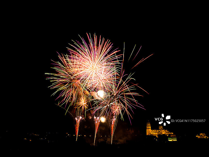 萨拉曼卡城市夜景与烟花图片素材