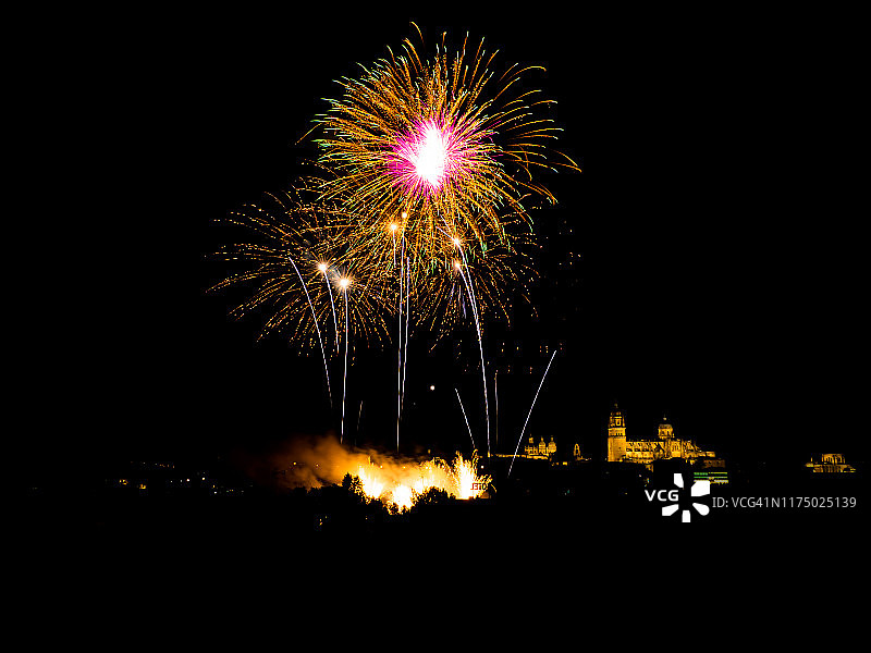 萨拉曼卡城市夜景与烟花图片素材