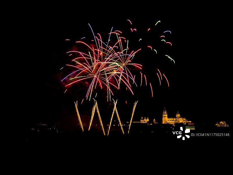 萨拉曼卡城市夜景与烟花图片素材