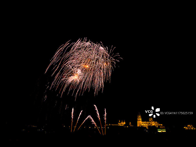 萨拉曼卡城市夜景与烟花图片素材